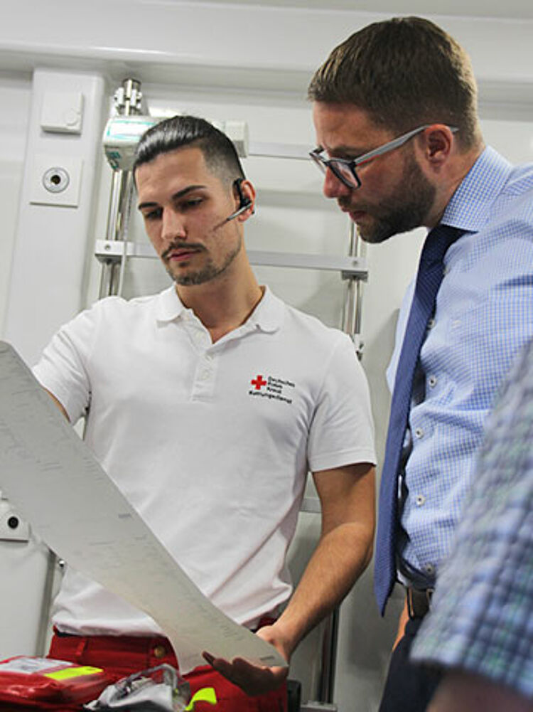 Notfallsanitäter Francesco Gjika erklärt das Notfallprotokoll