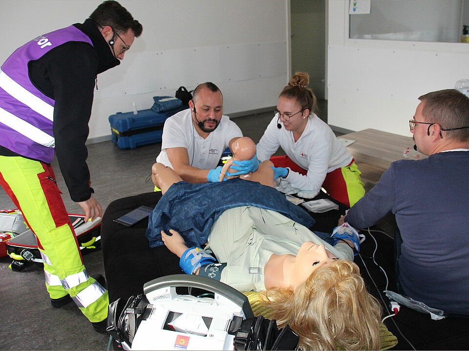 Wenn das Baby plötzlich kommt: Rettungskräfte trainieren Geburtshilfe