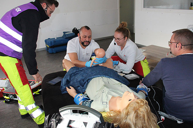 Wenn das Baby plötzlich kommt: Rettungskräfte trainieren Geburtshilfe